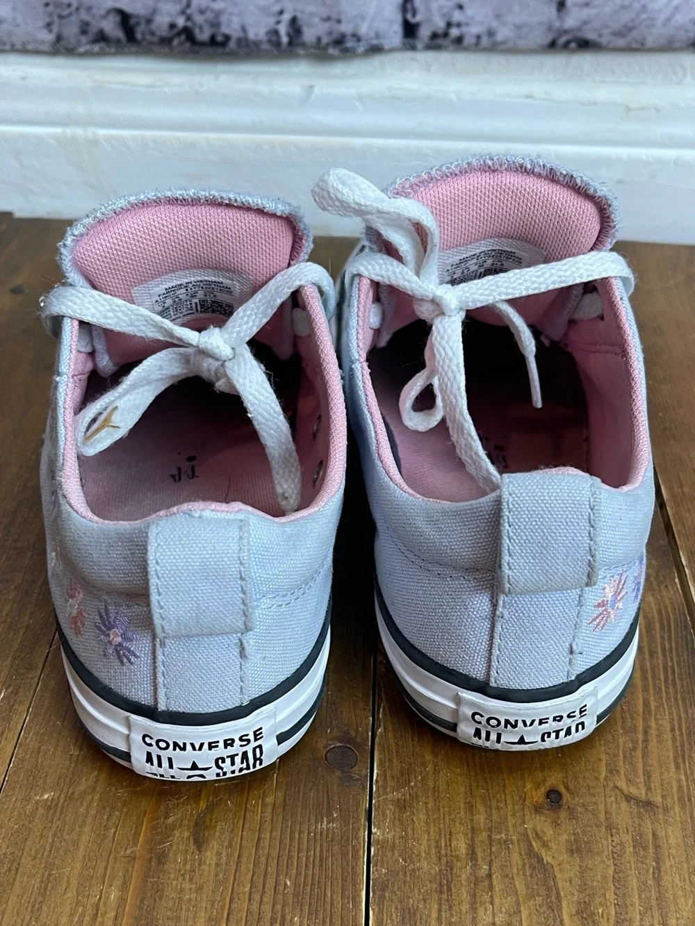 Converse low top sneakers girls size 3 pale periwinkle with embroidered flowers